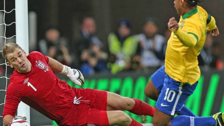 На вратата би бил Джо Харт, един от най-добрите в Европа. Лео Меси каза преди няколко месеца след мача Барса - Манчестър Сити, че стражът е феноменален.
Харт няма конкуренция сред останалите на Острова (островите, защото Ейре е отделен такъв) и би бил идеален на поста.