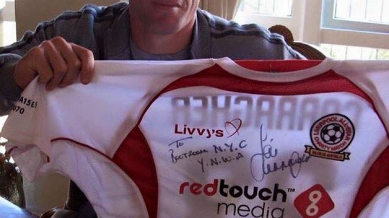 Джейми, който има над 700 мача за Ливърпул, подари фланелка с автограф на бара.