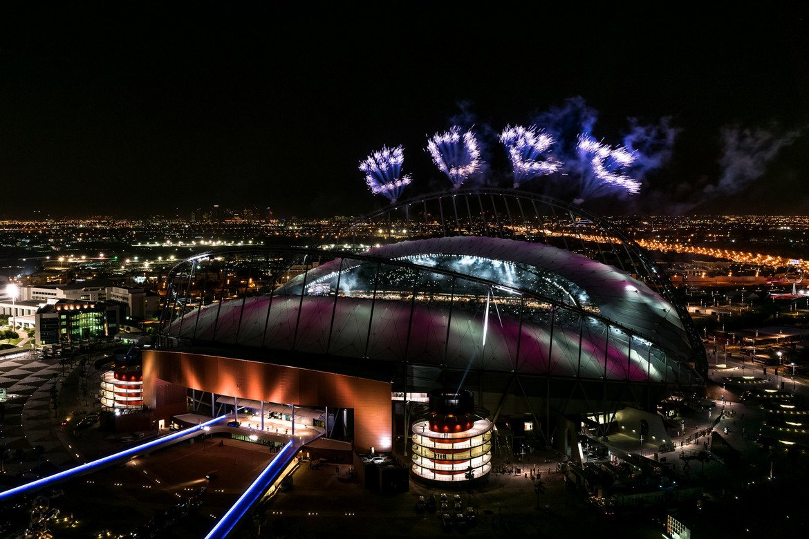 В момента само един от стадионите за Мондиал 2022 е напълно готов – 40-хилядният „Халифа“ в Доха. 
