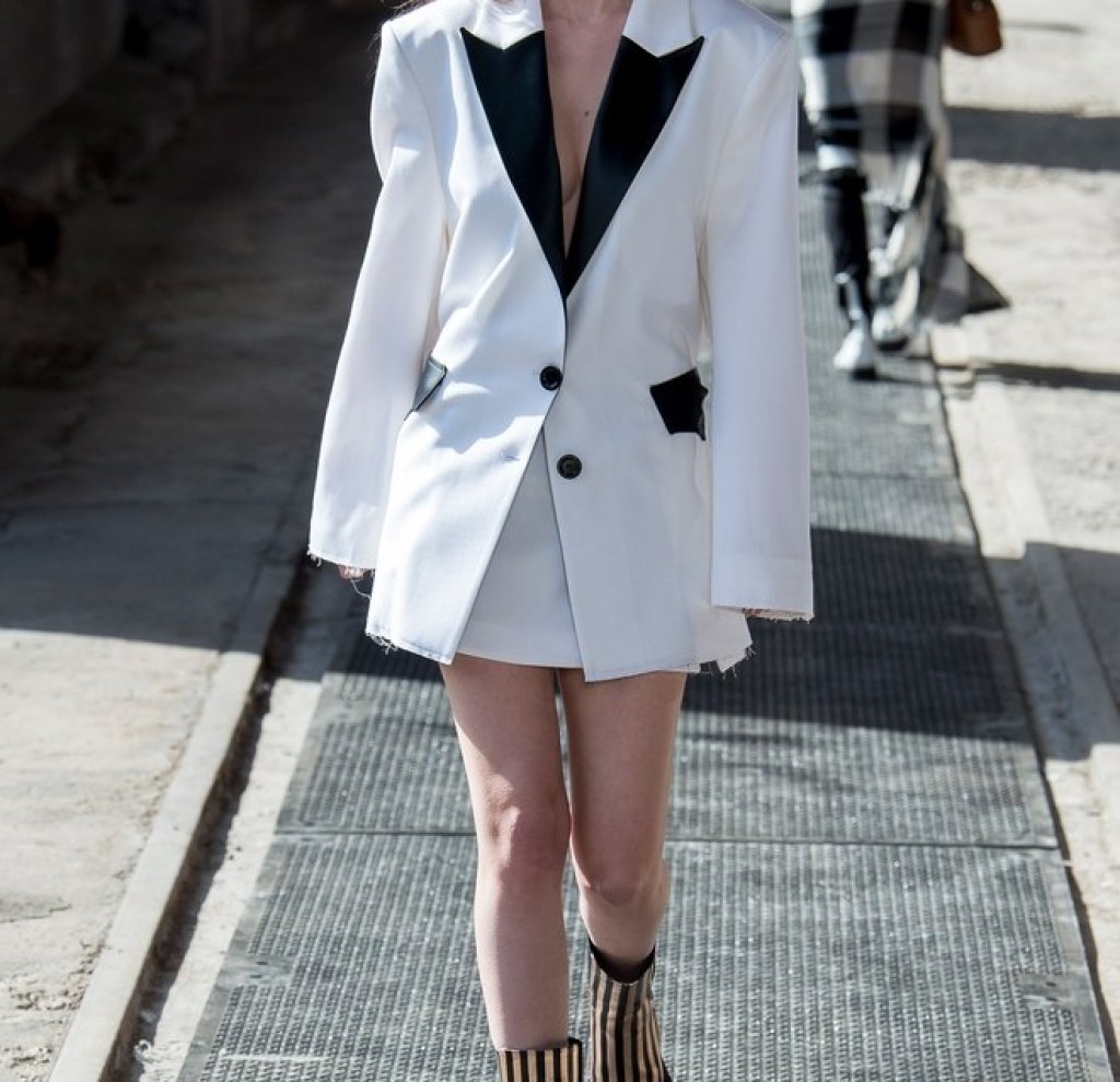 Висшата мода показва, че овърсайз блейзерите са хит. Колкото е по-голямо сакото ви, толкова повече овации ще събира.