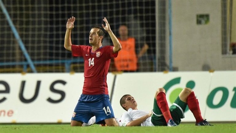Сърбите се радват след попадението в последната минута, а родните надежди за трети път на турнира лежат невярващо по тревата.