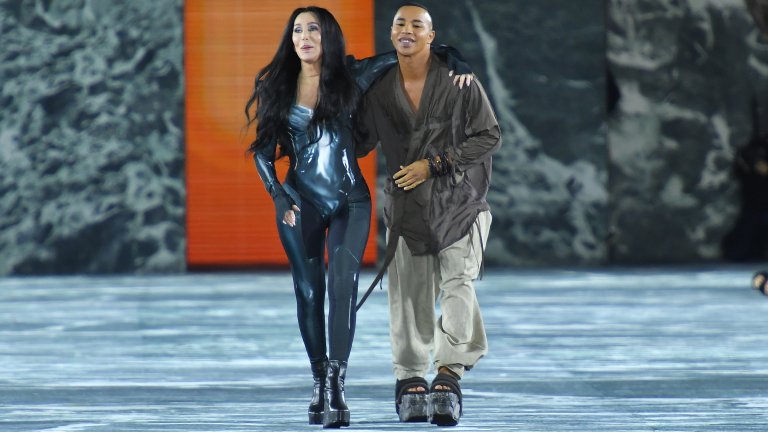 Фестивалът на Balmain, закрит от Шер
100 тоалета и 3000 души публика явно не бяха достатъчни на Оливие Рустейн, творческият директор на Balmain, за да направи новата си модна линия запомняща се и затова за финал на ревюто беше поканил поп иконата Шер. Изпълнителката закри шоуто заедно с дизайнера, облечена в прилепнал латексов костюм. А в туит след появата си описа колекцията на Balmain като “най-доброто модно представление за всички времена”.