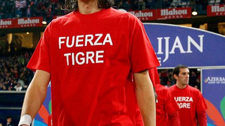 Бъди силен, Тигре. Това пише на тениските на играчите на Атлетико, с които излязоха да загряват преди мача с Атлетик. На снимката - Фелипе Луис подкрепя бившия си съотборник.