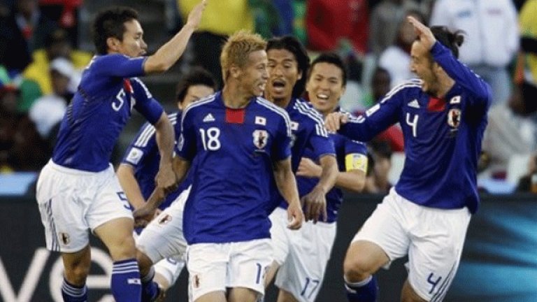 Играчите на Япония поздравяват голмайстора Кейсуке Хонда
