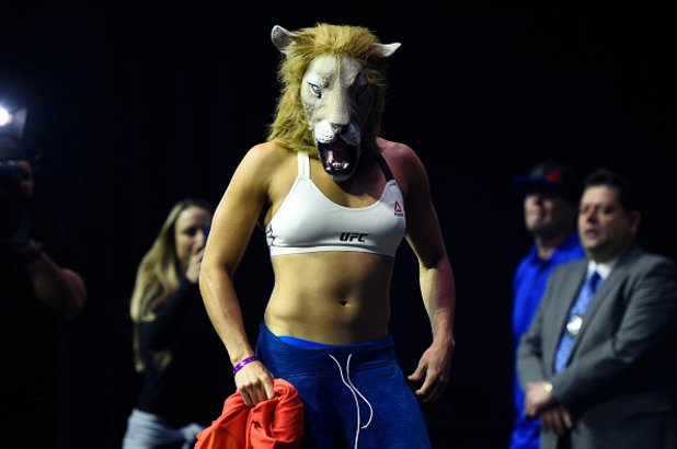 Шампионката Аманда Нунес излезе с маска на лъвска глава
