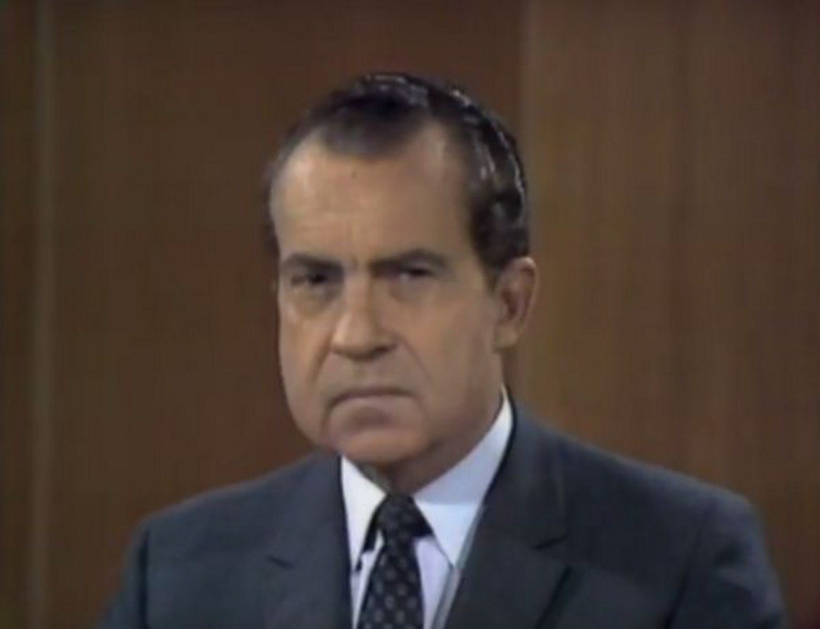 Rowan & Martin`s Laugh-In, 1968
Втори сезон на шоуто на Дан Роуан и Дик Мартин включва неочакван гост - кандидатът за президент на Републиканците Ричард Никсън. И друг път американски политици са правили поява в шеговити предавания на малкия екран, но никой не е поемал този толкова голям риск. Предаването е еквивалентът на Saturday Night Live днес, а готовността на Никсън да се представи в хумористична светлина му печели симпатии и дори изборите. Това бележи и началото на една ера, в която кандидат-президентите нямат против да се показват на екрана и да демонстрират, че могат да се надсмеят над себе си.