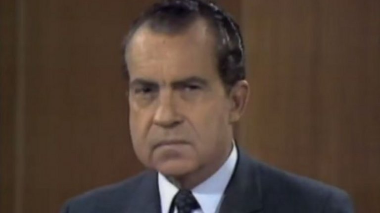 Rowan & Martin`s Laugh-In, 1968
Втори сезон на шоуто на Дан Роуан и Дик Мартин включва неочакван гост - кандидатът за президент на Републиканците Ричард Никсън. И друг път американски политици са правили поява в шеговити предавания на малкия екран, но никой не е поемал този толкова голям риск. Предаването е еквивалентът на Saturday Night Live днес, а готовността на Никсън да се представи в хумористична светлина му печели симпатии и дори изборите. Това бележи и началото на една ера, в която кандидат-президентите нямат против да се показват на екрана и да демонстрират, че могат да се надсмеят над себе си.