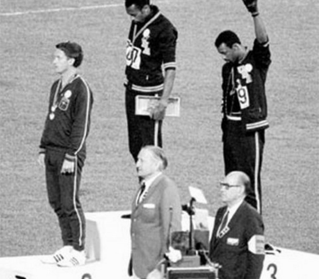13. Мексико 1968: Поздрав за равенство
По време на церемонията по награждаването след състезанието на 200 м американците Томи Смит и Джон Карлос вдигат ръка във въздуха в протест срещу расовата дискриминация. Ако ви изглежда, че сребърният медалист Питър Норман не подкрепя протеста им, грешите. Австралиецът разбира за намеренията на двамата преди церемонията и ги моли да му дадат значка, която да закачи на екипа си. 38 години по-късно Норман почина, а Смит и Карлос носеха ковчега му.