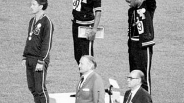 13. Мексико 1968: Поздрав за равенство
По време на церемонията по награждаването след състезанието на 200 м американците Томи Смит и Джон Карлос вдигат ръка във въздуха в протест срещу расовата дискриминация. Ако ви изглежда, че сребърният медалист Питър Норман не подкрепя протеста им, грешите. Австралиецът разбира за намеренията на двамата преди церемонията и ги моли да му дадат значка, която да закачи на екипа си. 38 години по-късно Норман почина, а Смит и Карлос носеха ковчега му.