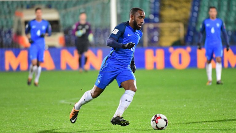 3. Лаказет е в криза. Още при победата на Арсенал с 2:0 срещу Брайтън направи впечатление, че нападателят закъснява в повечето ситуации и изпуска чисти положения. Лаказет бе изнервен и срещу България и не направи нищо съществено въпреки че се постара да е максимално концентриран през цялото време.