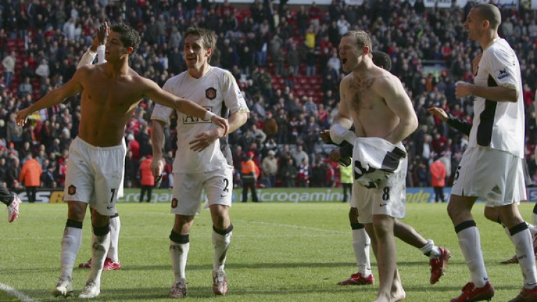 Накрая ще има и парти за победителите - шумно и с натриване на носа на съперника. Така Юнайтед отпразнува триумфа си на "Анфийлд" през 2007-а, донесъл титлата.