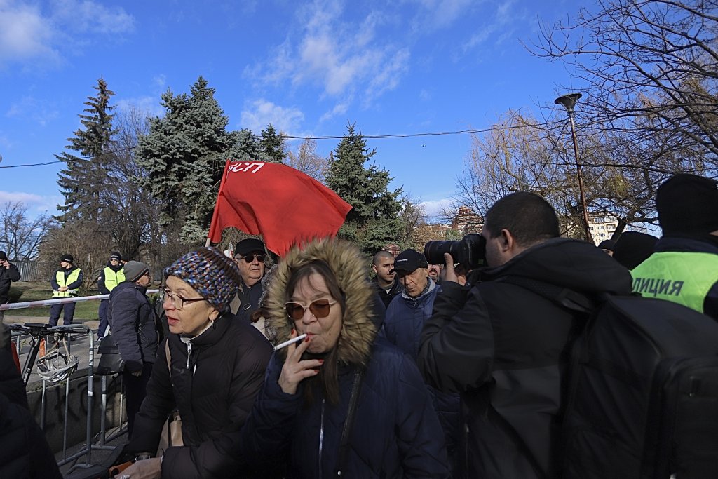 Започва демонтажът на Паметника на съветската армия (снимки)