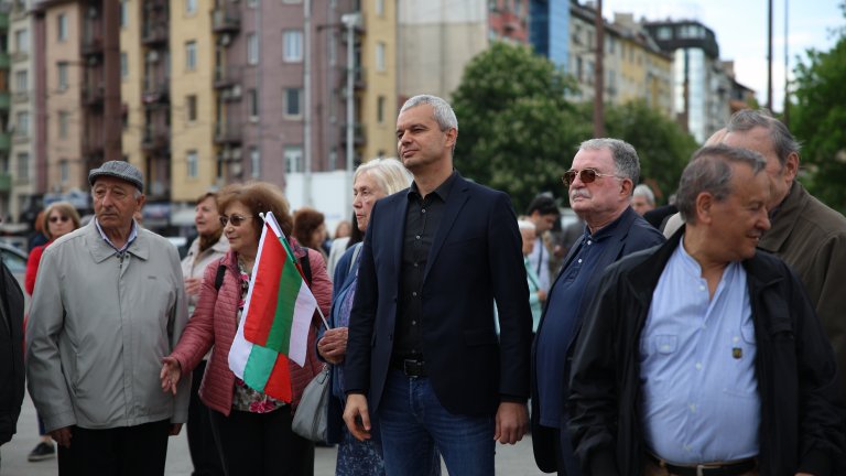 Състоя се нов Поход за мир, замерваха Европейския парламент с червена боя