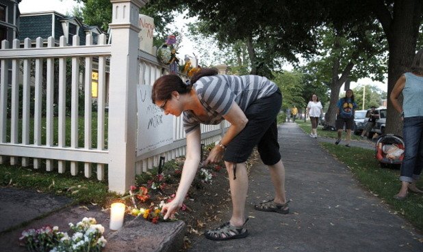Почитатели на Робин Уилямс поставят цветя пред дома му