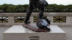 Статуята на Лионел Меси в Буенос Айрес е била разрязана наполовина от вандали