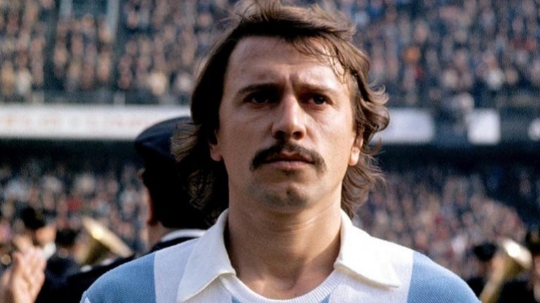 Световен шампион избяга в планината, за да търси... вътрешната си красота
След като се отказва от футбола пред 1981-а, световният шампион с Аржентина Омар Лароса изчезва за почти 10 години. В края на 80-те той признава: "Обикалях планините, за да преоткрия душата си и своята вътрешна красота."