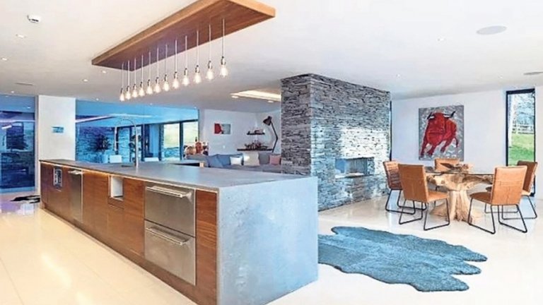 Добре дошли в новото имение на Роналдо в Англия