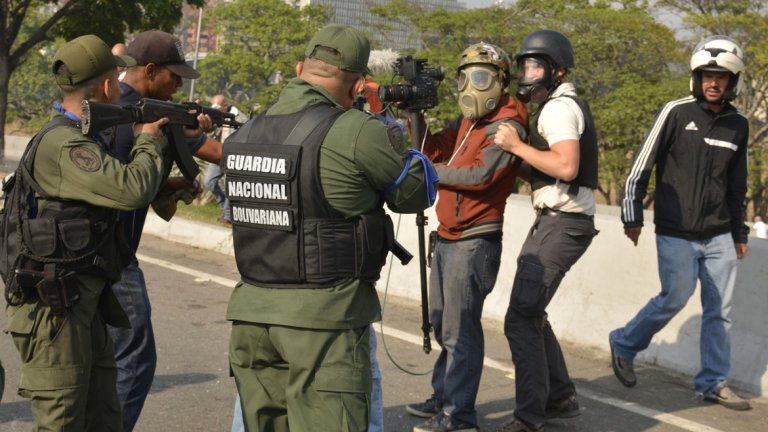 Според САЩ лидерът на опозицията Хуан Гуайдо е законен временен президент на Венецуела и не може да се говори за преврат. Русия, Куба и Турция се обявиха против случващото се.