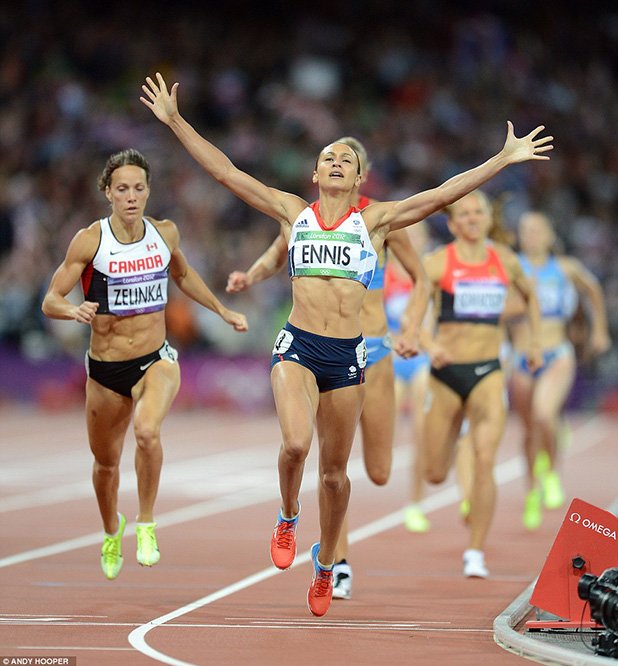 Това е моментът, в който Джесика Енис спечели олимпийското злато в седмобоя на Олимпийския стадион в Лондон по време на Игрите в английската столица