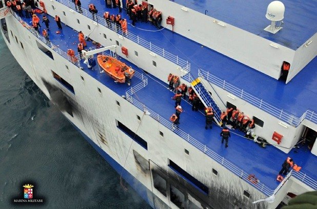 Общият брой на евакуираните пасажери от ферибота вече е 329 души, а 149 пасажери и екипаж остават на борда.
