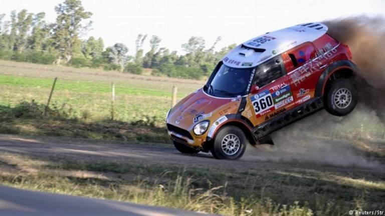 Китайката Гуо Мейлинг излетя от пътя и се вряза в публиката в пролога на рали "Дакар"