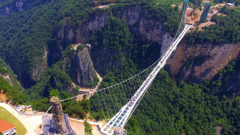 Той се издига на 300 метра над земята.