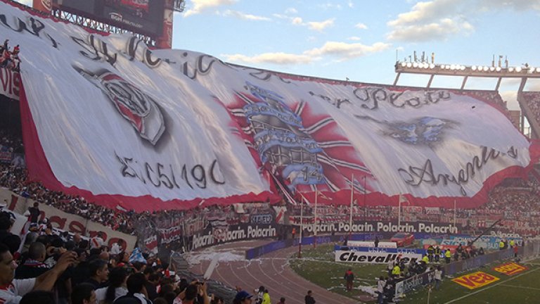 Ривер плейт - Бока хуниорс (Аржентина). Това е вероятно най-оспорваното дерби в света. Наричат го Суперкласико и историите около него са безкрайни. Ривер са милионерите, Бока - народният тим.