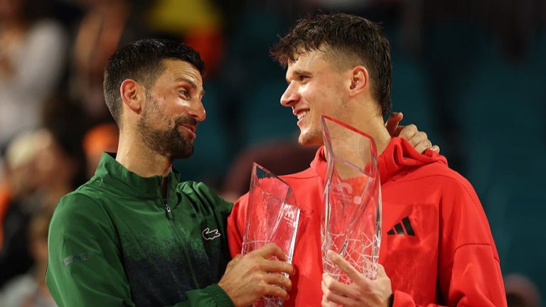 "Новак, ти си причината да съм тук сега": 19-годишният чех, който шокира Джокович на финала в Маями