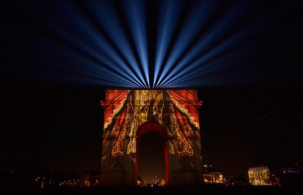 По същото време в Париж, фойерверки, изстреляни от Триумфалната арка, осветиха централния булевард Шанз-Елизе, пълен с туристи. Преди това от паметника бе показана анимация по случай последните минути на отиващата си 2014 г.
