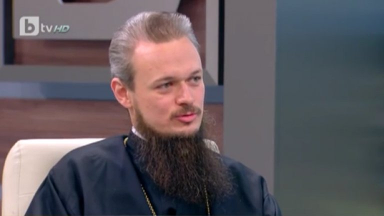 Той пое изцяло отговорността за фоеверките и гвардейския оркестър, които изненадаха софиянци пред храм-паметник "Св. Александър Невски"