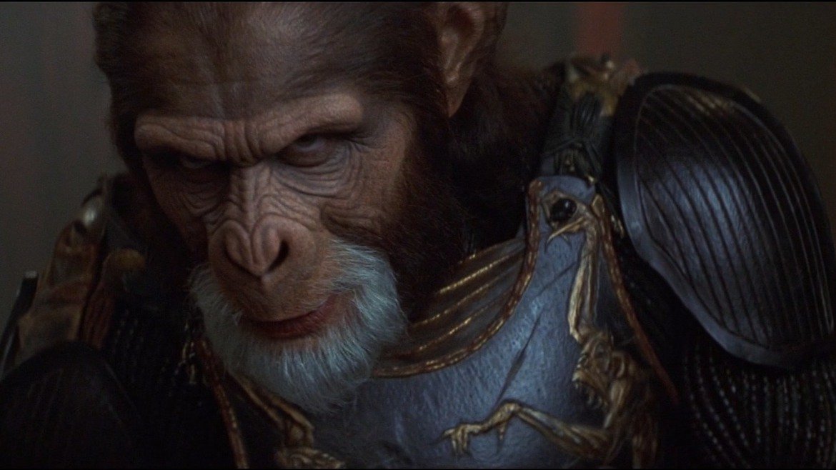 Генерал Тейд (Тим Рот) от "Планетата на маймуните"
Ако човек се замисли, по-голямата част от филмите на Марк Уолбърк не са нищо особено и "Планетата на маймуните" не е изключението, което дори ще опровергае това твърдение. Римейк на една добра класика, филмът не казва нищо ново, нито разказва познатата история по кой знае колко интересен начин. За сметка на това главният злодей, Тейд, дава смисъл на целия филм. Той е от типа злодеи, водени към насилието от своя вътрешен морал, а неговият морал е безкрайната омраза към човечеството. Неговата жестокост и агресия към хората, прекарани през типичната (макар и CGI) призма на Тим Рот, определено поставят своя запомнящ се отпечатък във филма. 