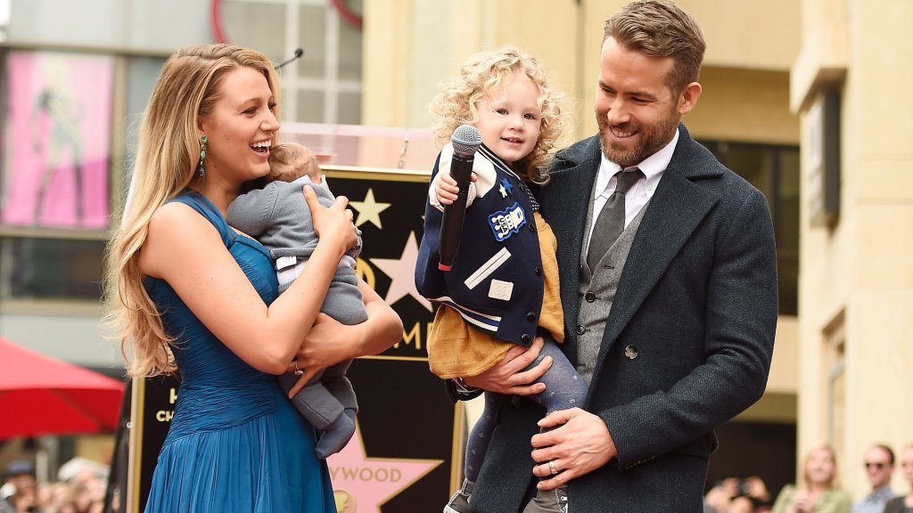 С Рейнолдс обичат да се шегуват за семейния си животВ EOnline има цяла статия, събрала смешките, които двамата са си отправяли в социалните мрежи. Рейнолдс например пише пост за своя секси роля в Twitter. Тя пише отдолу: "Мисля, че току-що забременях отново".  Иначе извън кръга на шегата Лайвли споделя пред E! News, че ѝ е доста трудно да съчетава майчинството с професията си, затова вече е готова да остави трите си деца вкъщи само ако една роля "много, много, много, много" ѝ харесва.