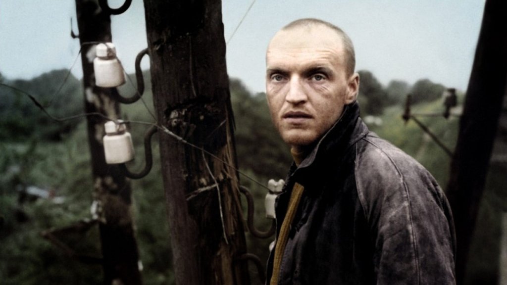 2. Stalker / "Сталкер" (1979 г.)
Създаден по известната повест на Аркадий и Борис Стругацки „Пикник край пътя", филмът на Андрей Тарковски е тотален антипод на холивудските фантастики. Той е тотално лишен от специални ефекти, сниман е на черно-бяла лента (заради липса на достатъчно цветна) и липсват всякакви скъпи декори. В тази минималистична среда обаче Тарковски разказва една история за човешките желания и това колко опасни могат да бъдат те.