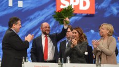 Червени рози за кандидата на европейските социалисти Мартин Шулц