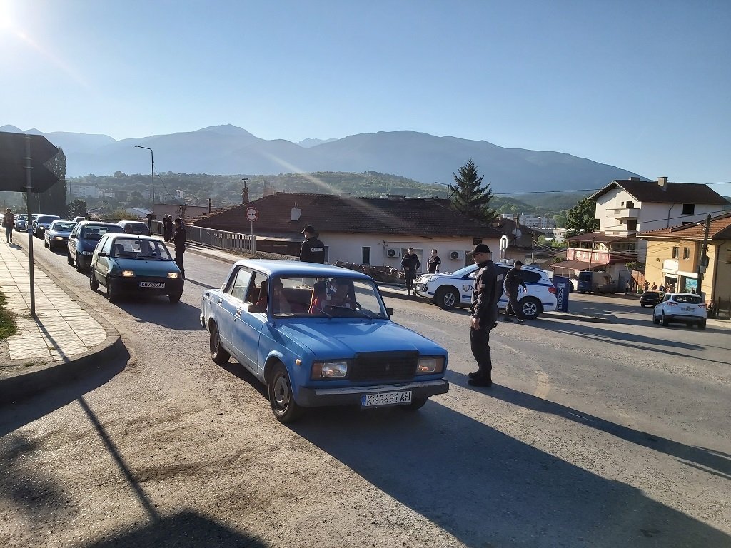 Градът е под полицейска блокада, на всички входно-изходни артерии са разположени екипи на Жандармерията.