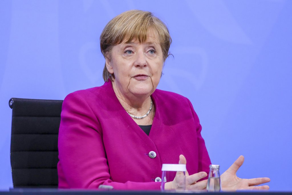 Канцлерът на Германия Ангела Меркел е един от най-разпознаваемите политици в света. Тя влиза в политика след падането на Берлинската стена, когато се присъединява към Християндемократическия съюз на Хелмут Кол, като впоследствие го детронира през 1999 г. Тя е първата жена на поста федерален канцлер и неееднократно е била на челно място в класацията за най-влиятелна жена на годината на Forbes.