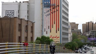 Срещата е на 12 април в Оман (на снимката: сграда в иранската столица Техеран, изрисувана с антиамериканско послание)