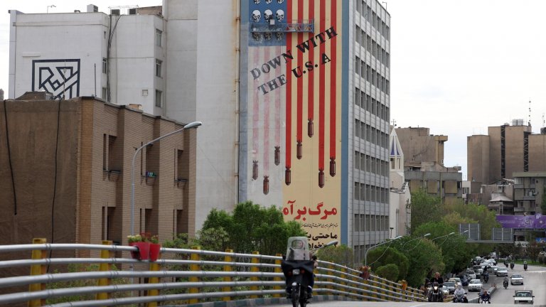 Срещата е на 12 април в Оман (на снимката: сграда в иранската столица Техеран, изрисувана с антиамериканско послание)