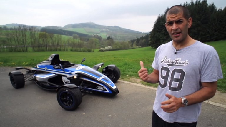 Новият водещ Крис Харис ще е изненада за широката публика в Англия - той е пилот от класа и впечатляващ водещ