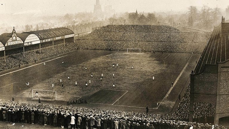 Бумът на посещаемостта по стадионите на Острова е през 30-те години на миналия век. С премахването на трибуните за правостоящи и намаляването на капацитетите на съоръженията някои рекорди едва ли ще бъдат подобрени някога. Разгледайте галерията.