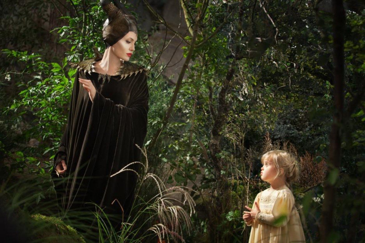 Анджелина Джоли и една от дъщерите й - Вивиан - се появиха заедно в първото издание на "Господарка на злото" ("Maleficent") през 2014. Малкото момиче играеше принцеса Аврора (в порасналия й образ влизаше Ел Фанинг), а майка й обяви, че е била "шокирана" от факта, че невръстното дете се е справило толкова добре на снимачната площадка. Скоро ще можем да видим Джоли и в продължението на приказната сага. 

