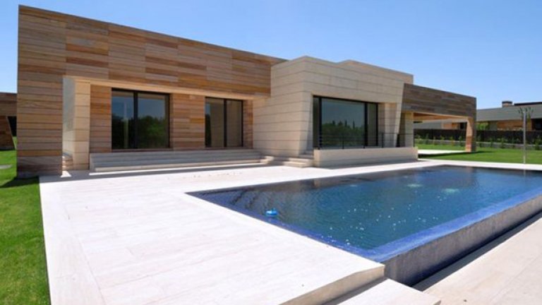 8. Гарет Бейл - Най-скъпият футболист в света се премести в Мадрид, и на първо време живее в дома на Кака, който си замина за Милано. Той пусна Бейл под наем срещу 10 000 лири месечно. Къщата струва 7,2 милиона евро и е в баровския квартал Ла Финча, недалеч от жилищата на Кристиано Роналдо, Икер Касияс и Серхио Рамос.