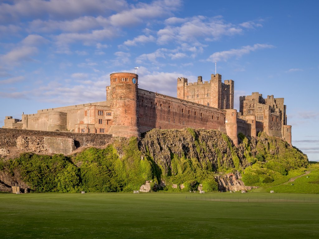 Bamburgh_Castle,_beautiful_day
