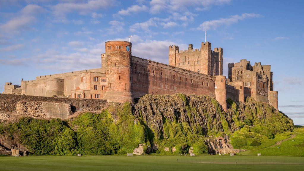 Bamburgh_Castle,_beautiful_day