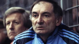 Неговата история е трагична, защото той притежава потенциала да бъде един от най-великите футболни треньори. Зависимостта обаче го възпира