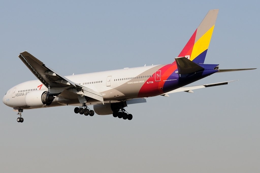 Boeing_777-28E(ER),_Asiana_Airlines_JP7538758