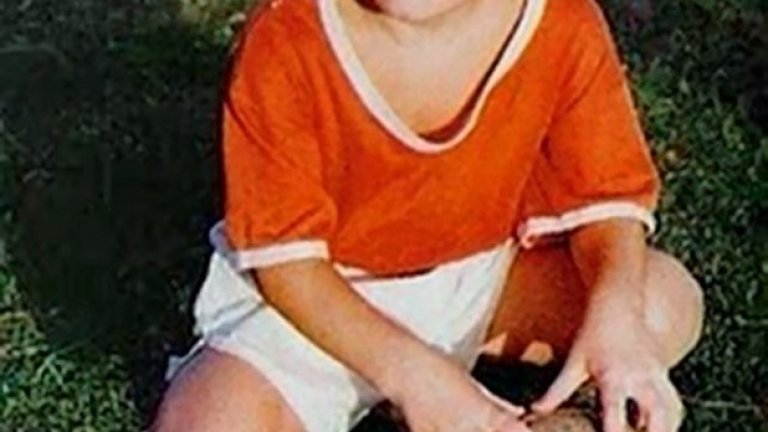 Лео на 6. Екипът на Нюелс олд Бойс му е възголемичък, та затова се намира една оранжева тениска... А топката е по-голяма от хлапето!