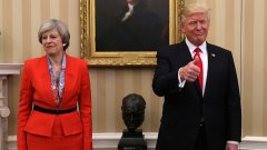 Британският премиер е първият чужд лидер, посрещнат от Тръмп в качеството му на президент на САЩ. Двамата позираха пред бюста на Чърчил, който Тръмп върна в кабинета си след смяната на властта