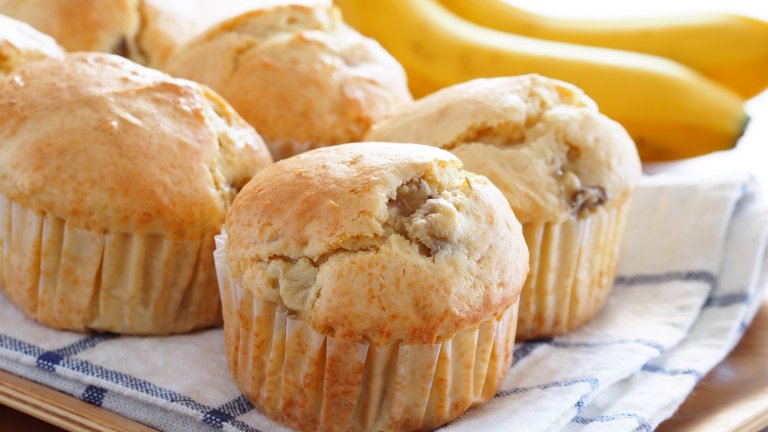 По-различните бананови мъфиниПо-различни, защото в тях няма да слагаме голям списък с продукти. Трябват ни два големи и вече омекнали банана и 125 грама майонеза, които с миксер разбиваме на гладка смес. Добавяме 150 грама брашно, 60 грама захар и лъжичка бакпулвер. Можем да сложим и ванилова есенция, сушени плодове или парченца шоколад.

Изсипваме сместа във формички за мъфини и печем в добре загрята фурна на 180 градуса до златист загар. Оставяме мъфините да се охладят и ги поднасяме с пудра захар, течен шоколад, сладолед.