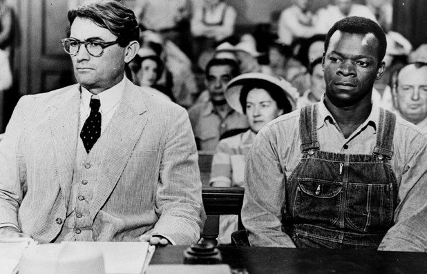 "Да убиеш присмехулник" (1962)Събитията в превърналия се в класика едноименен роман на Харпър Лий (1960) се развиват в началото на 30-те години в Алабама. Атикъс Финч, уважаван адвокат и баща на Скаут и Джем, се заема със защитата на чернокож мъж на име Том Робинсън. Том е обвинен в изнасилване на бяла жена - и, защитавайки го, Атикъс се излага на презрението и заплахите на местните жители в предимно расисткия град в американския Юг. Въпреки многото опити по цял свят да бъде забранен награденият с "Пулицър" роман на Харпър Лий (последният от тях през 2013 г), книгата се продава в над 30 милиона копия.Киноадаптацията от 1962 година с участието на Грегъри Пек, Брок Питърс и Робърт Дювал печели три награди "Оскар" и е номинирана за още пет